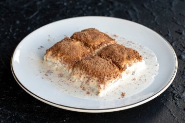 Karanlık bir arka planda soğuk baklava. Fıstık sütlü baklava. Geleneksel Türk mutfağı lezzetleri. Yeni trend baklava. Yakın plan. yerel adı soguk baklava