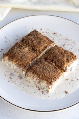 Beyaz arka planda soğuk baklava. Fıstık sütlü baklava. Geleneksel Türk mutfağı lezzetleri. Yeni trend baklava. Yakın plan. yerel adı soguk baklava