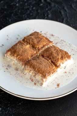 Karanlık bir arka planda soğuk baklava. Fıstık sütlü baklava. Geleneksel Türk mutfağı lezzetleri. Yeni trend baklava. Yakın plan. yerel adı soguk baklava
