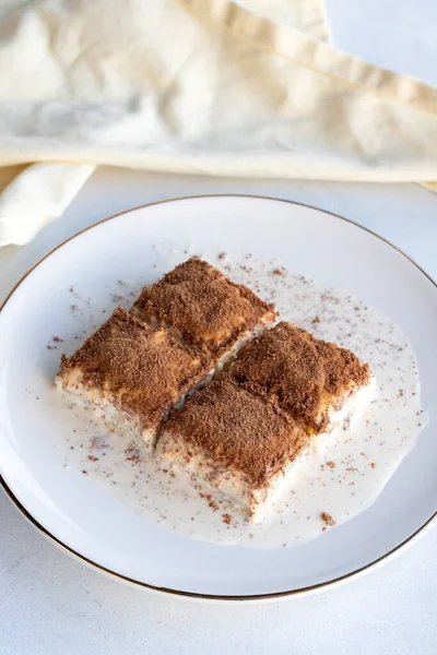 Beyaz arka planda soğuk baklava. Fıstık sütlü baklava. Geleneksel Türk mutfağı lezzetleri. Yeni trend baklava. Yakın plan. yerel adı soguk baklava