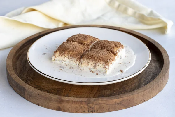 Beyaz arka planda soğuk baklava. Fıstık sütlü baklava. Geleneksel Türk mutfağı lezzetleri. Yeni trend baklava. Yakın plan. yerel adı soguk baklava