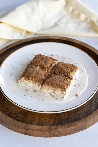Beyaz arka planda soğuk baklava. Fıstık sütlü baklava. Geleneksel Türk mutfağı lezzetleri. Yeni trend baklava. Yakın plan. yerel adı soguk baklava