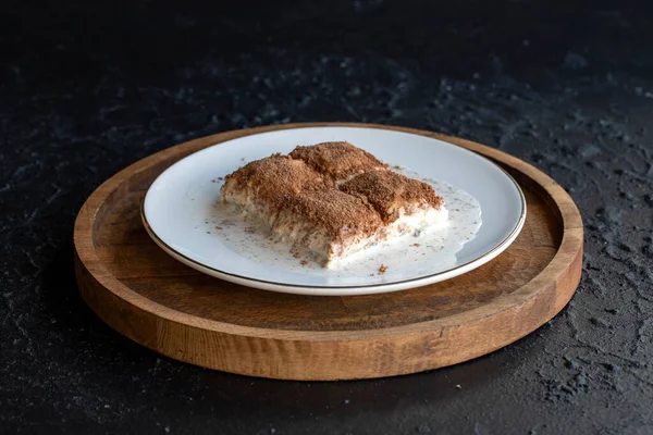 Karanlık bir arka planda soğuk baklava. Fıstık sütlü baklava. Geleneksel Türk mutfağı lezzetleri. Yeni trend baklava. Yakın plan. yerel adı soguk baklava