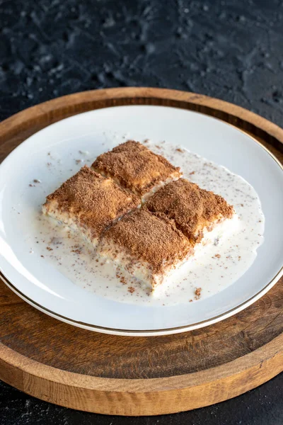 Karanlık bir arka planda soğuk baklava. Fıstık sütlü baklava. Geleneksel Türk mutfağı lezzetleri. Yeni trend baklava. Yakın plan. yerel adı soguk baklava