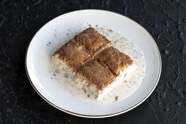 Karanlık bir arka planda soğuk baklava. Fıstık sütlü baklava. Geleneksel Türk mutfağı lezzetleri. Yeni trend baklava. Yakın plan. yerel adı soguk baklava