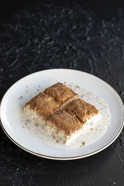 Karanlık bir arka planda soğuk baklava. Fıstık sütlü baklava. Geleneksel Türk mutfağı lezzetleri. Yeni trend baklava. Yakın plan. yerel adı soguk baklava