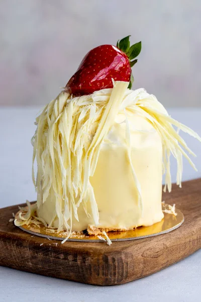 Mini Torta Fragole Sfondo Bianco Torta Con Ripieno Fragole Panna — Foto Stock