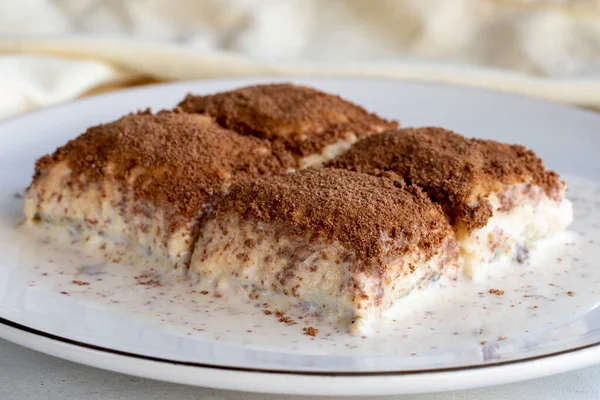 Beyaz arka planda soğuk baklava. Fıstık sütlü baklava. Geleneksel Türk mutfağı lezzetleri. Yeni trend baklava. Yakın plan. yerel adı soguk baklava