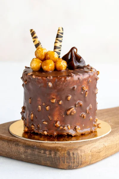 Chokladkaka Vit Bakgrund Tårta Med Krokvant Och Grädde Fyllning Bageriprodukter — Stockfoto