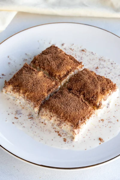Beyaz arka planda soğuk baklava. Fıstık sütlü baklava. Geleneksel Türk mutfağı lezzetleri. Yeni trend baklava. Yakın plan. yerel adı soguk baklava