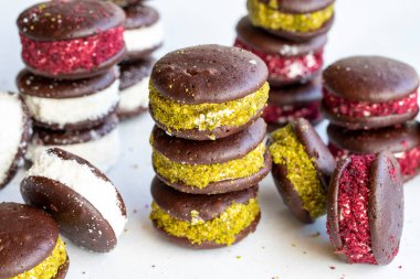 Sütlü çikolatalı bisküvi. Beyaz arka planda sütle doldurulmuş kek. Çikolatalı sütçü çocuklar tatlı. Fırın ürünleri. Yakın plan. yerel isim sut dilimi
