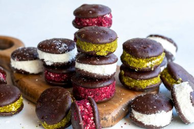 Sütlü çikolatalı bisküvi. Beyaz arka planda sütle doldurulmuş kek. Çikolatalı sütçü çocuklar tatlı. Fırın ürünleri. Yakın plan. yerel isim sut dilimi