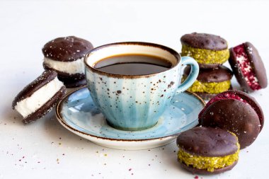 - Kahve. Beyaz arka planda kurabiyelerle çevrili günaydın kahvesi. Kapat.