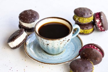 - Kahve. Beyaz arka planda kurabiyelerle çevrili günaydın kahvesi. Kapat.