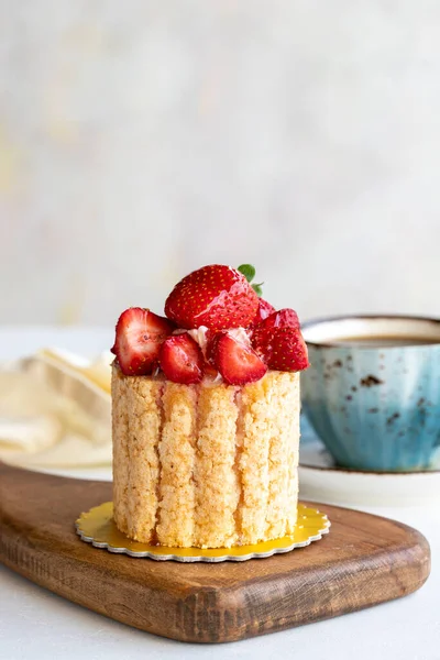 Çilekli pasta. Beyaz arka planda çilekli pasta. Fırın ürünleri. Kapat.