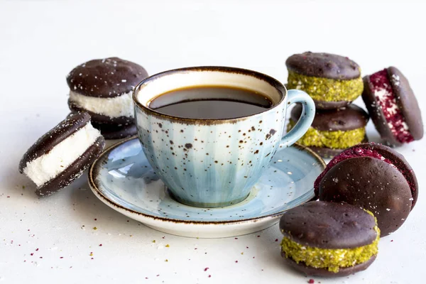 - Kahve. Beyaz arka planda kurabiyelerle çevrili günaydın kahvesi. Kapat.