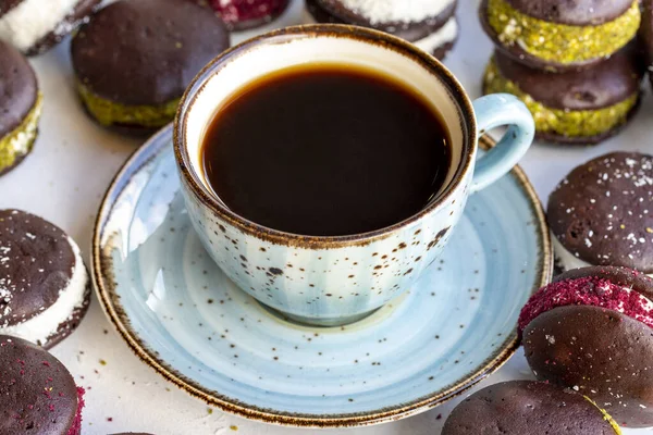 - Kahve. Beyaz arka planda kurabiyelerle çevrili günaydın kahvesi. Kapat.
