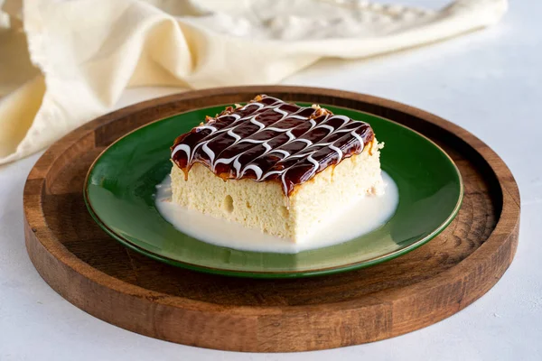 Karamelli kek. Beyaz arka planda üç katlı kek. - Evet. Fırın ürünleri. Yakın plan. yerel adı üç katlı makarna