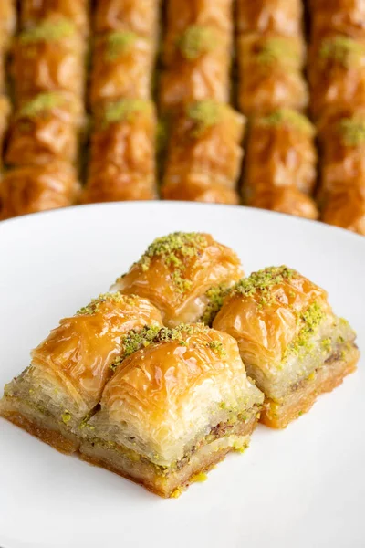 Fıstıklı baklava. Pistachio baklava tabakta. Geleneksel Ortadoğu mutfağı tatları. Yakın plan..