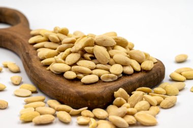 Soyulmuş badem çekirdeği beyaz arka planda izole edilmiş. Bir kase badem. Kapat.