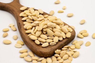 Soyulmuş badem çekirdeği beyaz arka planda izole edilmiş. Bir kase badem. Kapat.