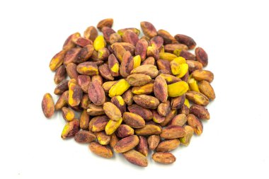 Fıstık çekirdeği beyaz arka planda izole edilmiş. Kapat.