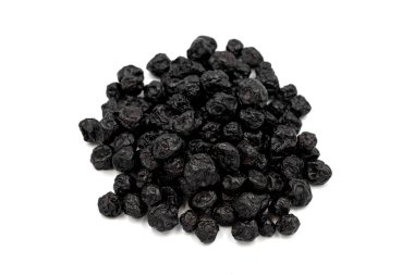 Kurutulmuş yaban mersini beyaz arka planda izole edilmiş. Yaban mersini. Kapat.