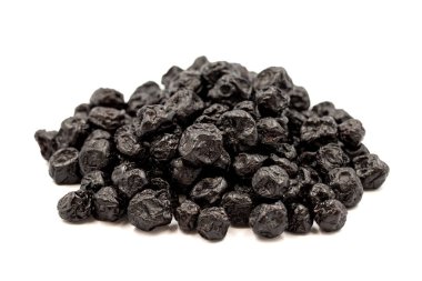 Kurutulmuş yaban mersini beyaz arka planda izole edilmiş. Yaban mersini. Kapat.