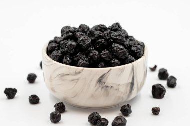 Kurutulmuş yaban mersini beyaz arka planda izole edilmiş. Yaban mersini. Kapat.