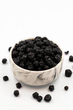 Kurutulmuş yaban mersini beyaz arka planda izole edilmiş. Yaban mersini. Kapat.