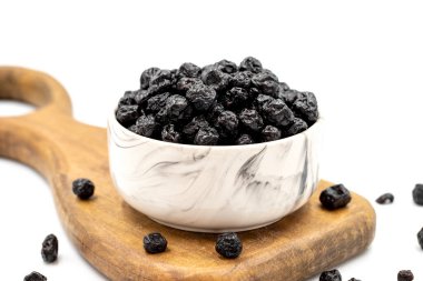 Kurutulmuş yaban mersini beyaz arka planda izole edilmiş. Yaban mersini. Kapat.