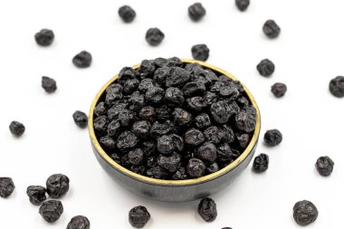 Kurutulmuş yaban mersini beyaz arka planda izole edilmiş. Yaban mersini. Kapat.