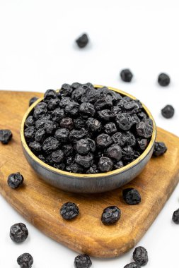 Kurutulmuş yaban mersini beyaz arka planda izole edilmiş. Yaban mersini. Kapat.