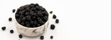 Kurutulmuş yaban mersini beyaz arka planda izole edilmiş. Yaban mersini. Kapat. Uzayı kopyala Metin için boşluk