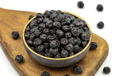 Kurutulmuş yaban mersini beyaz arka planda izole edilmiş. Yaban mersini. Kapat. Uzayı kopyala Metin için boşluk