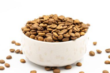 Beyaz arka planda izole kahve çekirdekleri. Mermer tabakta kahve çekirdeği dolu. Yakın plan..