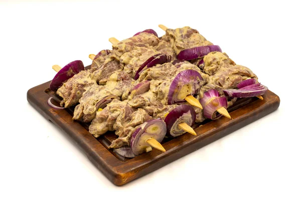 Saslik Kebab 배경에서 분리되었다 나무로 프레젠테이션 Raw Saslik Kebab 가까이 — 스톡 사진