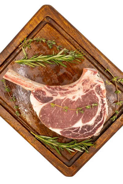 Raw Veal Chop Geïsoleerd Witte Achtergrond Rauwe Kalfsvlees Houten Serveerplank — Stockfoto