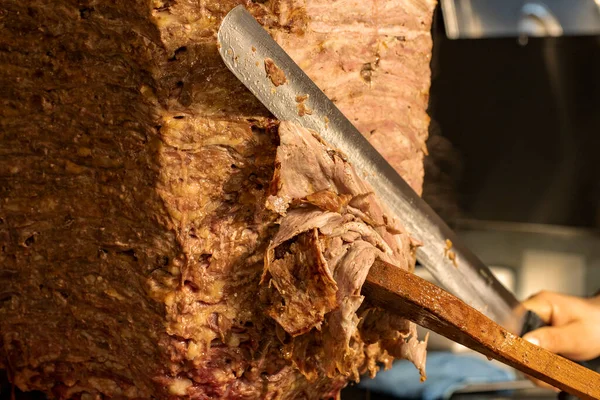 Döner kebap. Türk donör kebabı odun ateşinde pişmiş. Kapat.