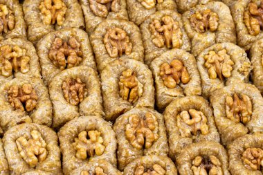 Ceviz baklavası. Tepside baklava yakın çekim. Yerel adı cevizli bulbul yuvasi baklava