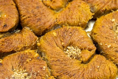 Walnut kadayif. Kadayif tatlısı yakın çekim tepsisinde. yerel adı cevizli diyar Burma kadayif