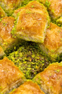 Fıstıklı baklava. Tepside baklava yakın çekim. yerel adı fistikli baklava