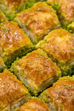 Fıstıklı baklava. Tepside baklava yakın çekim. yerel adı fistikli baklava