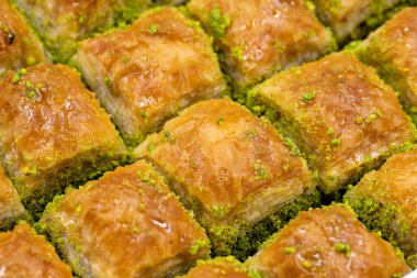 Fıstıklı baklava. Tepside baklava yakın çekim. yerel adı fistikli baklava