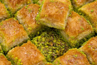 Fıstıklı baklava. Tepside baklava yakın çekim. yerel adı fistikli baklava