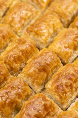 Ceviz baklavası. Tepside baklava yakın çekim. yerel adı cevizli baklava