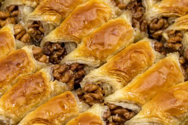 Ceviz baklavası. Tepside baklava yakın çekim. yerel adı cevizli sobiyet baklava