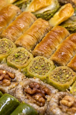 Karışık baklava. Fıstık ve ceviz baklavası. Tepside baklava yakın çekim. Seçici odak
