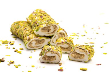 Fıstıklı Türk Lokumu. Kremalı Türk lokumu, beyaz arka planda izole edilmiş. Geleneksel Türk mutfağı lezzetleri. Kapat.