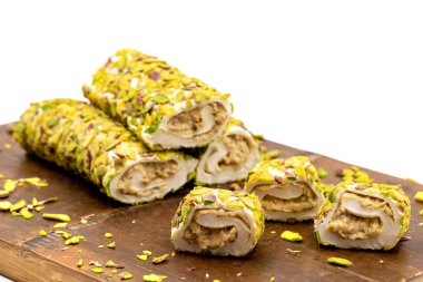 Fıstıklı Türk Lokumu. Kremalı Türk lokumu, beyaz arka planda izole edilmiş. Geleneksel Türk mutfağı lezzetleri. Kapat.